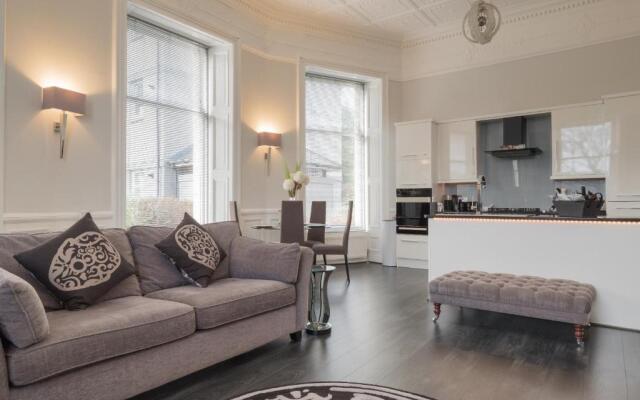 Marks At The Manor Luxury Riverside Apartments - Sleeps up to 4, with Parking and Sky TV
