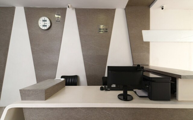 Capital O 4493 Apple Hotel