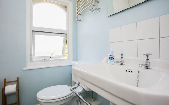 Spacious 4 Bedroom Home In Finsbury Park