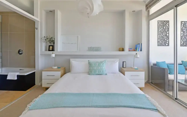 Top-floor 2-bed Beachfront Sunny Camps Bay Views