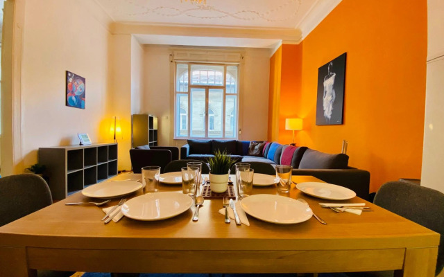 Deco House - Huge central two bedroom