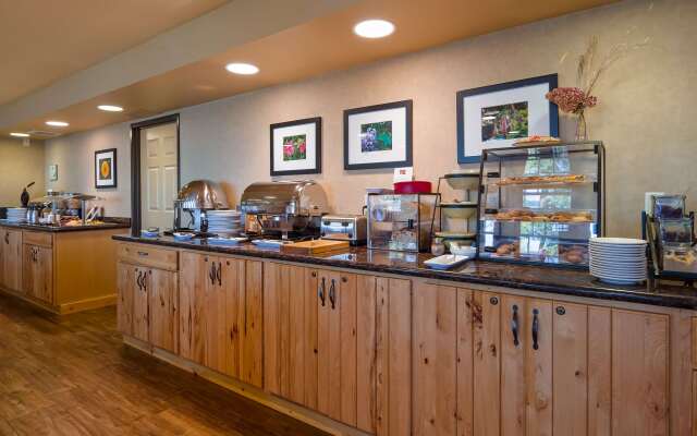 Best Western Premier The Lodge on Lake Detroit