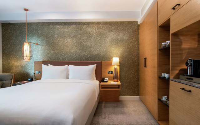 Lincoln Plaza London, Curio Collection by Hilton