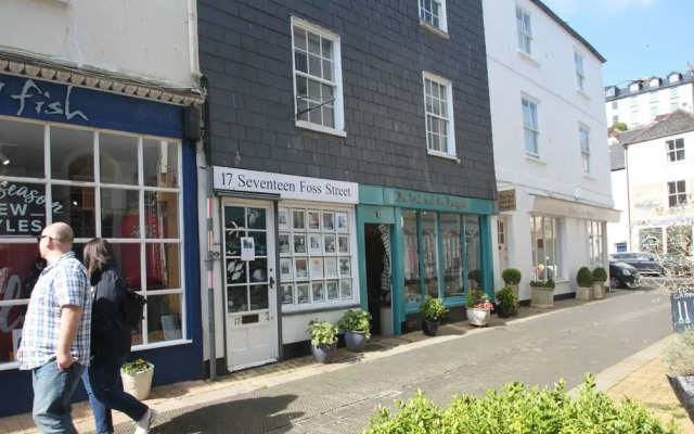 17 Foss Street