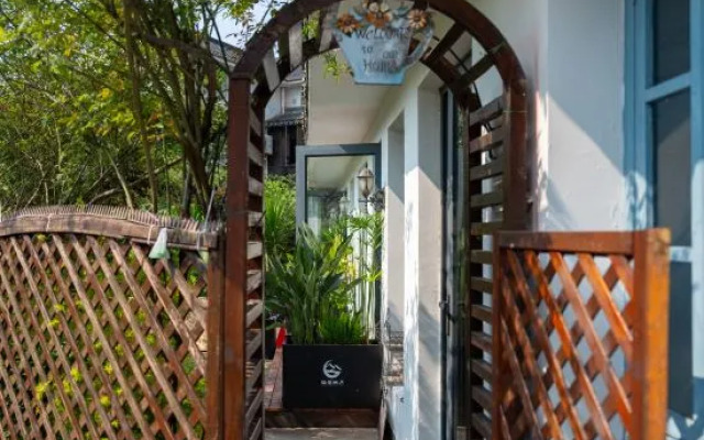 lake light Homestay