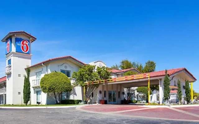 Motel 6 North Kirkland