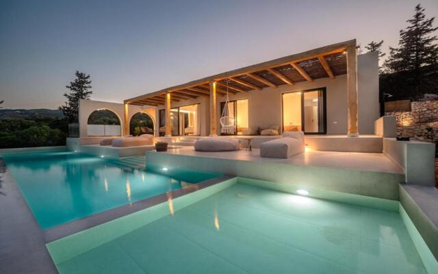 URANOS di GIOIA Villa with magnificent sea view and infinity pool 18x4m