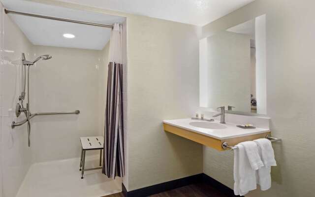 La Quinta Inn & Suites by Wyndham San Francisco Airport N