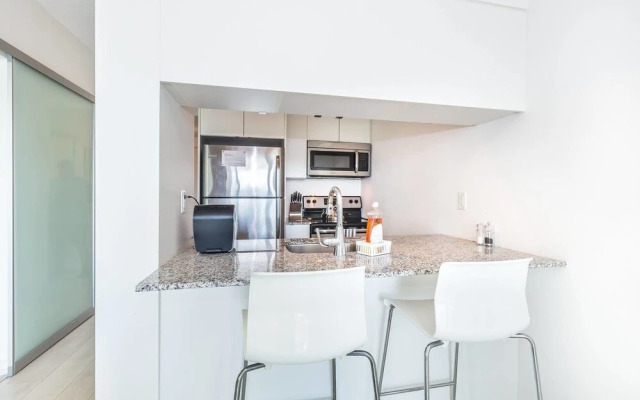 Downtown Condo Near Exhibition W/Balcony