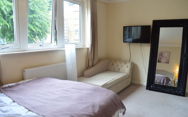 2 Bedroom Maisonette With Garden in Bow