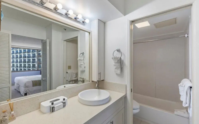 Deluxe Ocean and City View Waikiki Banyan Condo, Free Parking & Wi-Fi by Koko Resort Vacation Rentals