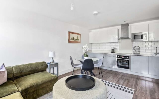 Luxurious 2 Bedroom Apartment With Free Parking