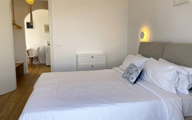 Adonis Hotel Studios & Apartments