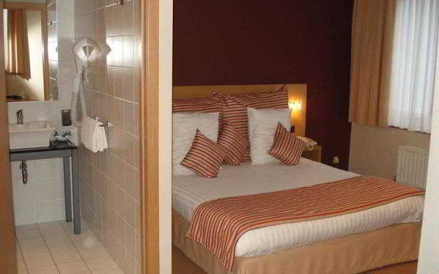 Axis Hotel 4*