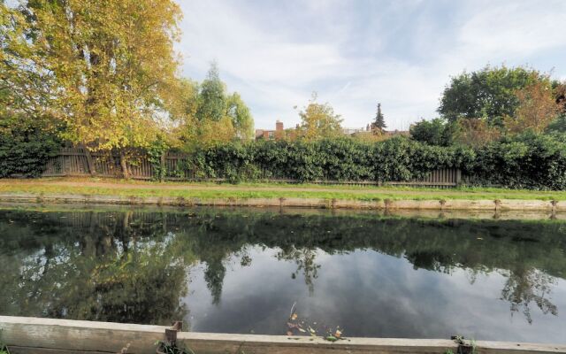 Stunning Riverside 1-bed Apartment in North London