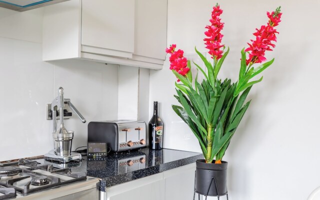 3 Bed Flat, Dedicated Workspace, Parking, 4KTV