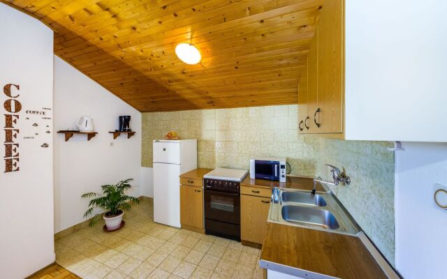 Apartment Matkos - with garden and terrace A1 Nin, Zadar riviera