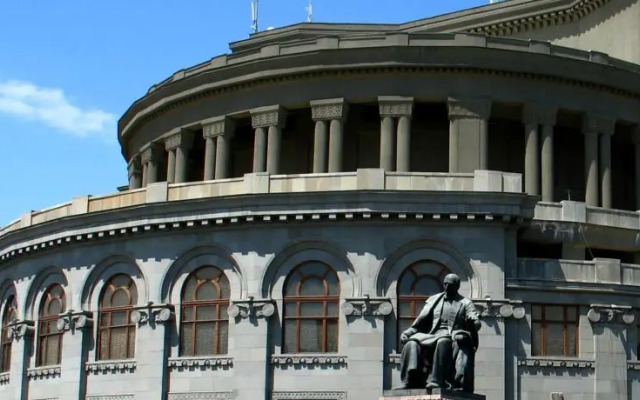 Yeznik Koghbatsi Aparment