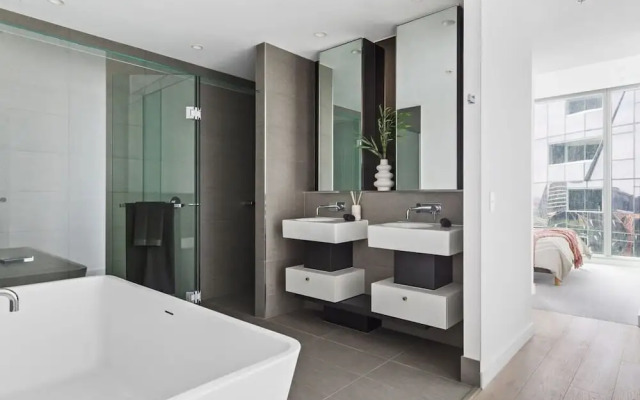 A Stylish 3BR Apt With Harbour Views, Free Parking