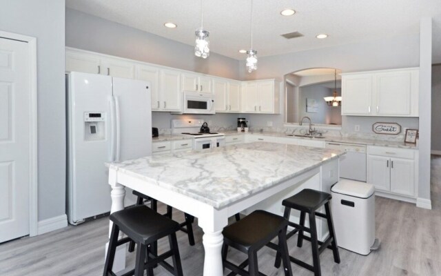 Hideaway Dream 6 Bedroom Home by RedAwning