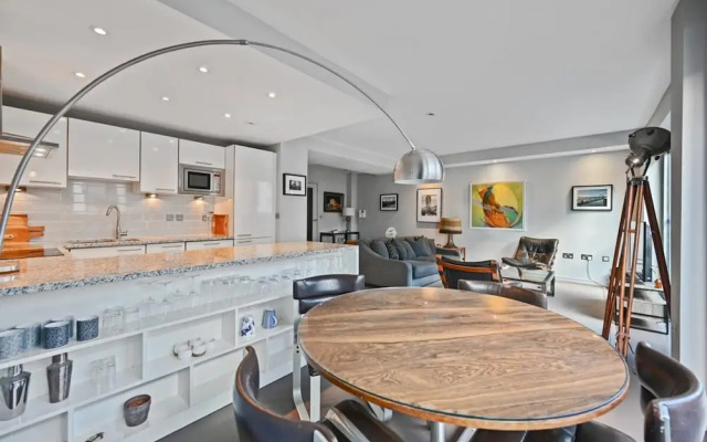Sleek 2BD Flat W/terrace - 2 Mins From Farringdon!