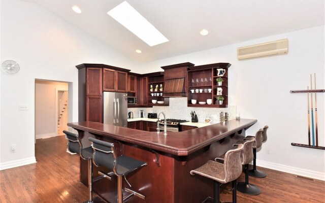Lavish 4BR House with Ravine Backyard
