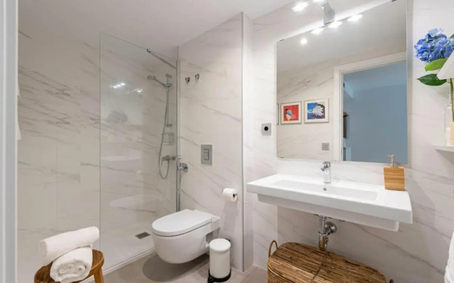 SUITE LUX APARTMENT. 80m FROM BEACH. FreeParking.