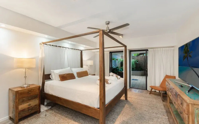 Luxury Pool Side Apartment in Beachfront Resort