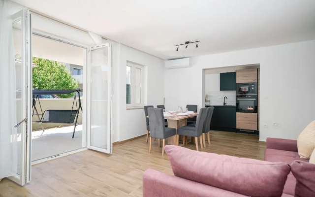 Captivating 3-bed Apartment in Vodice
