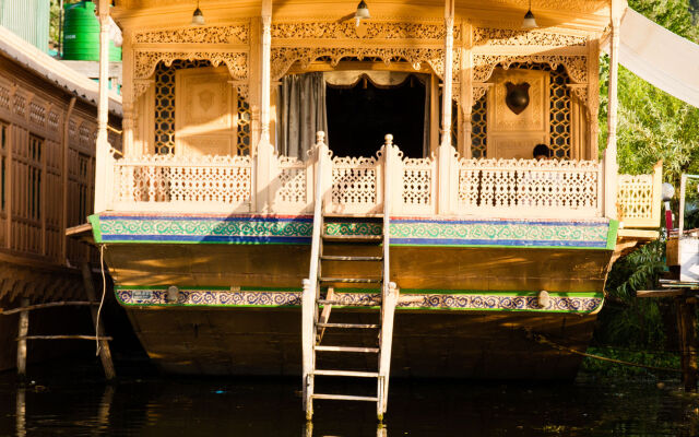 Kharpalace group of houseboats