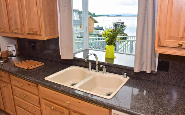 Longliner Lodge and Suites