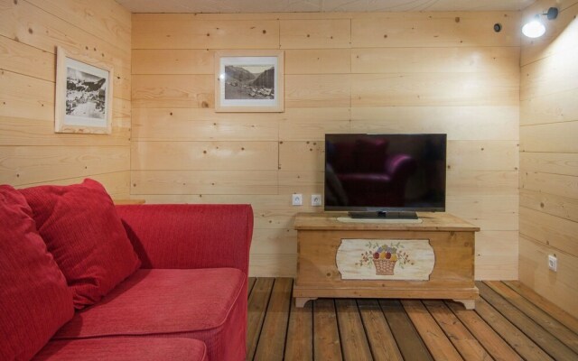 Cosy, Charateristic Chalet Near the Petit Châtel Lifts