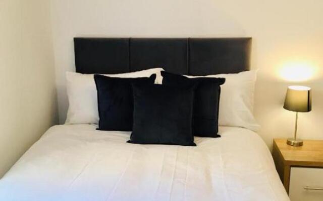 Woking Stylish and Modern 2 bedroom Apartment