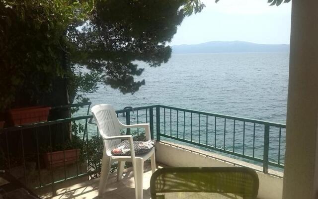 Drvenik, Apartman 1m from sea
