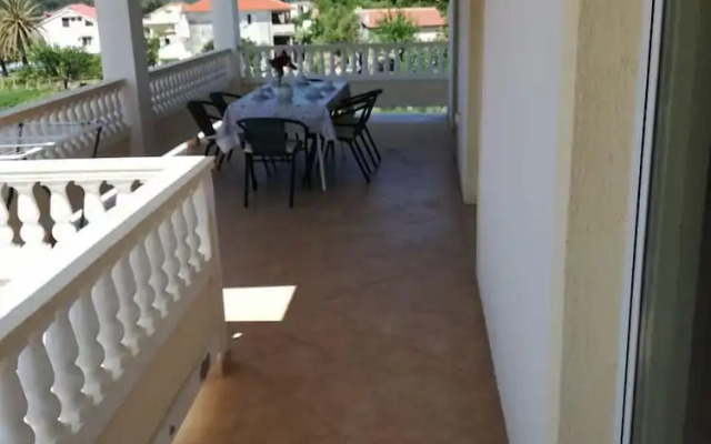 Robi- Swimming Pool and Beautiful Garden - A1-žuti