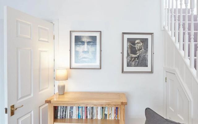 Host Stay The Library