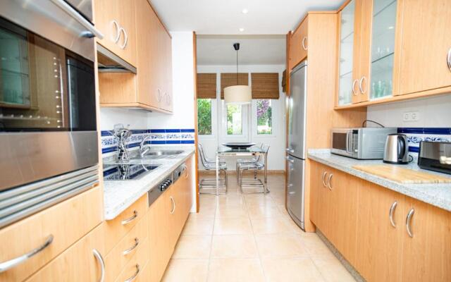 Front-line garden apartment in Palm Beach, Marbella