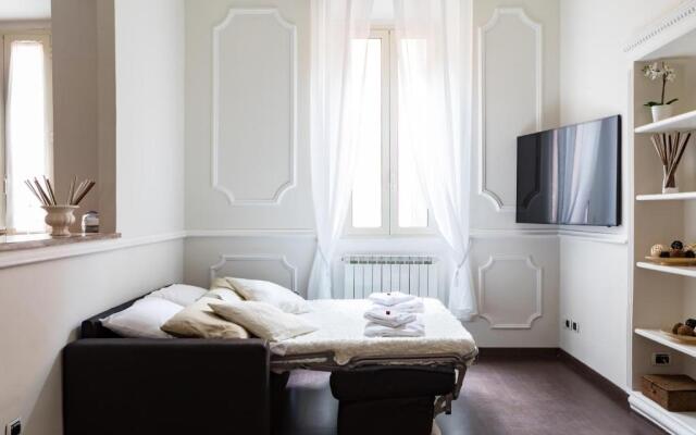 A World Aparts - Frattina Royal