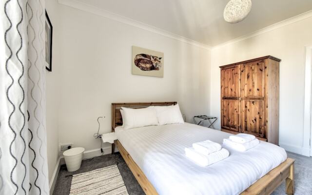 Spacious 2Br Home In New Town