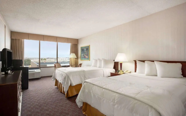 Days Inn & Suites by Wyndham Elyria