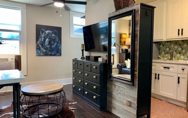 The Chic Guest Retreat in Old Town near CSU!