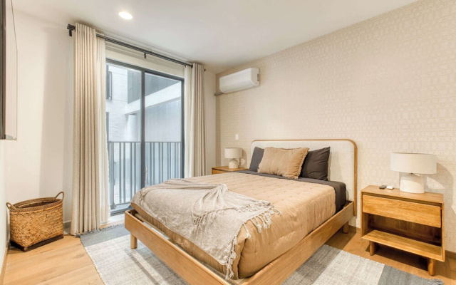 Luxury 2 BR Condo - Rooftop Pool With City View