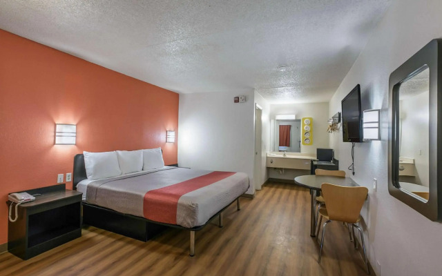 Motel 6 Dothan, AL