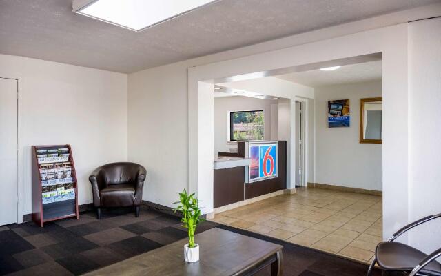 Motel 6 Opelika, AL