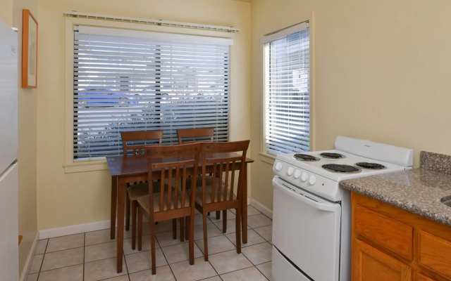 Edgewater Inn And Suites