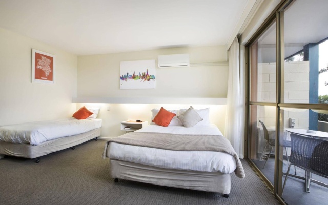 Nightcap at Shoppingtown Hotel – Guest Rooms – Melbourne
