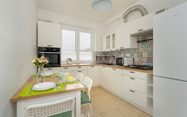 Traditional Apartment by Renters