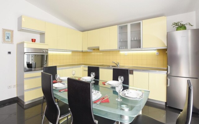 Beautiful Home in Omis With Wifi and 8 Bedrooms