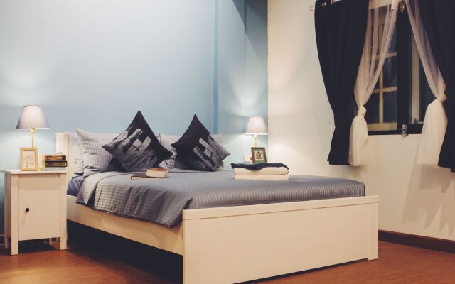 Thonglor Travellers Hostel & Cafe