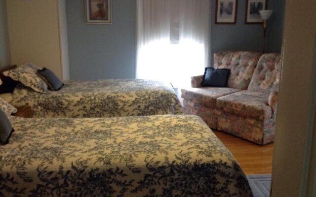 Maple Tourist Home Bed & Breakfast